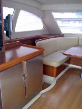 Used Power Catamaran for Sale 2007 Leopard 47 Layout & Accommodations